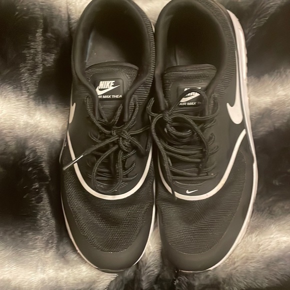 BLACK NIKE SNEAKERS ONLY WORN 3 TIMES - Picture 6 of 8